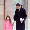 Katie Holmes et sa fille Suri, adorable dans son manteau rose, se rendent à l'école, le 22 octobre 2012 à New York
