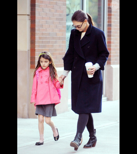 Katie Holmes et sa fille Suri, adorable dans son manteau rose, se rendent à l'école, le 22 octobre 2012 à New York
