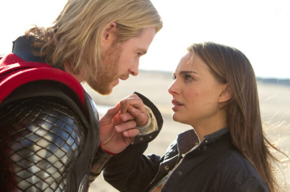 Natalie Portman et Chris Hemsworth dans Thor (2011).