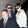 L'actrice Anne Hathaway et Adam Shulman à l'aéroport de Los Angeles le 21 octobre 2012. Le couple rentre de voyages de noces.