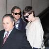 Anne Hathaway et Adam Shulman à l'aéroport de Los Angeles le 21 octobre 2012. Le couple rentre de voyages de noces.