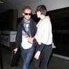 Anne Hathaway et Adam Shulman à l'aéroport de Los Angeles le 21 octobre 2012.