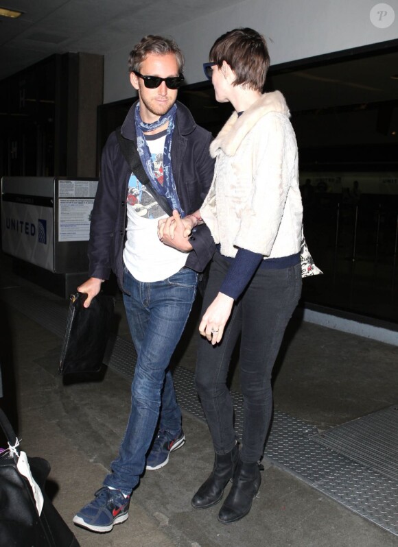Anne Hathaway et Adam Shulman à l'aéroport de Los Angeles le 21 octobre 2012.