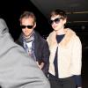 Anne Hathaway et Adam Shulman à l'aéroport de Los Angeles le 21 octobre 2012. Le couple rentre de voyages de noces.