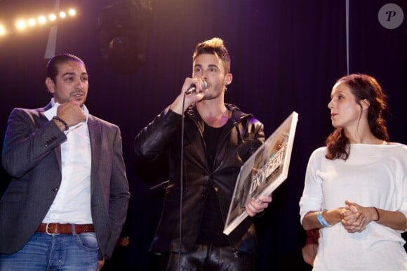 Baptiste Giabiconi remercie ses fans, entouré de son producteur Side Hajjaji, au Divan du Monde à Paris, le 22 octobre 2012.