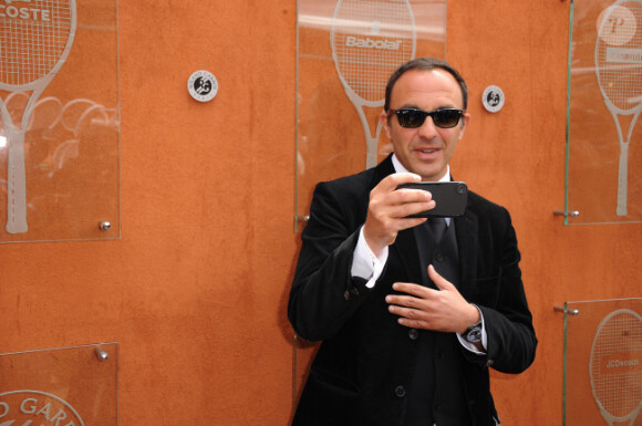 Nikos et son msmartphone en mai 2012 à Paris