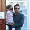 Ben Affleck a offert un petit déjeuner à Seraphina avant de l'emmener à l'école, à Los Angeles, le 23 octobre 2012 - Seraphina ne quitte pas les bras de son papa