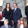 Carla Bruni-Sarkozy et Nicolas Sarkozy quittent l'Elysée sous le regard de François Hollande et Valérie Trierweiler, le 15 mai 2012.