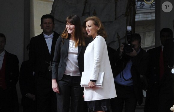 Carla Bruni-Sarkozy et Valérie Trierweiler, passation de pouvoir à l'Elysée, le 15 mai 2012.