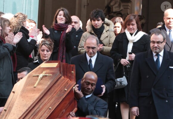 Lola et Renato, petits-enfants d'Annie, Giulia sa fille, quittant l'église Saint-Roch à Paris où se sont déroulées les obsèques d'Annie Girardot le 4 mars 2011