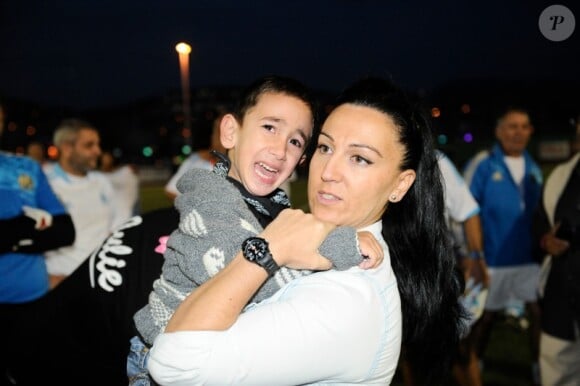 Le petit Yanis et sa maman, au match de football de charité organisé pour le petit Yanis, handicapé, le jeudi 25 octobre à Bandol.
