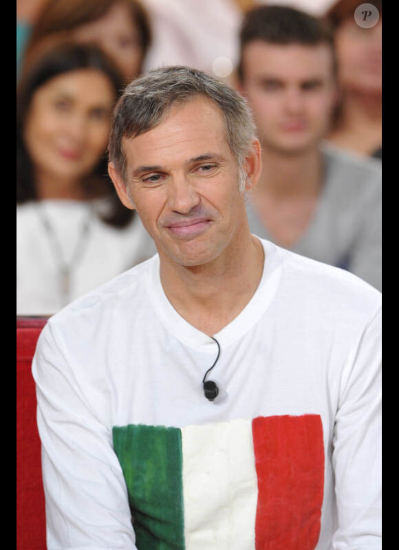 Paul Belmondo, habillé en Chapal, participe à l'émission Vivement dimanche sur France 2. Tournage du mercredi 24 octobre 2012. Diffusion fixée au dimanche 28 octobre 2012.