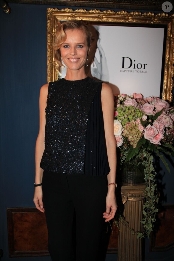 La renversante Eva Herzigova, à la soirée Dior organisée au restaurant parisien Lapérouse le 24 octobre 2012