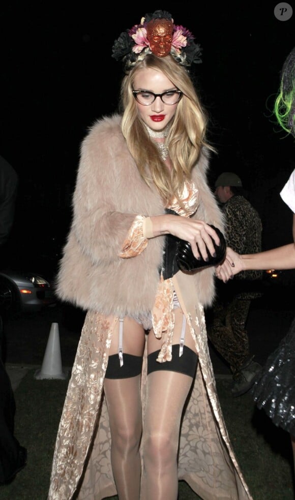 Rosie Huntington-Whiteley en porte-jaretelles pour fêter Halloween à Beverly Hills, le 26 octobre 2012.