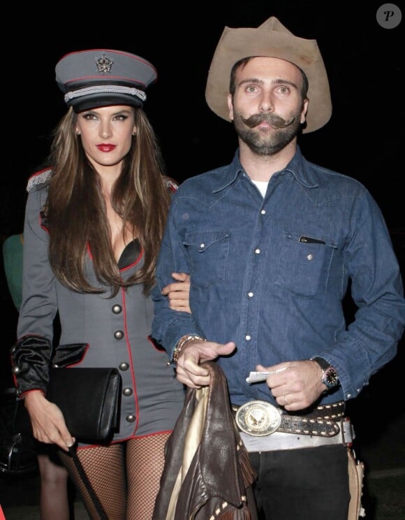 Alessandra Ambrosio et son compagnon Jamie Mazur à la soirée Halloween de Beverly Hills, le 26 octobre 2012.
