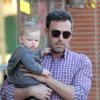 Ben Affleck porte le petit Samuel, 8 mois, à Pacific Palisades le 28 octobre 2012. Le fils est aussi beau que son père