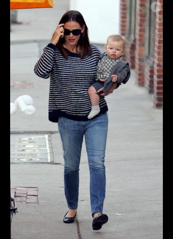 Jennifer Garner porte le petit Samuel, 8 mois, à Pacific Palisades le 28 octobre 2012
