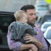 Ben Affleck porte le petit Samuel, 8 mois, à Pacific Palisades le 28 octobre 2012