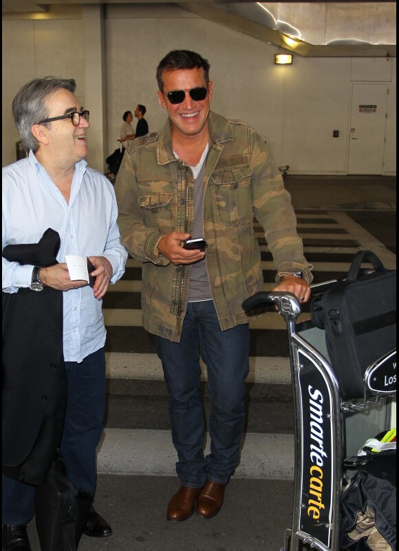 Benjamin Castaldi souriant lors de son arrivée sur le sol américain à l'aéroport de Los Angeles le samedi 27 octobre 2012