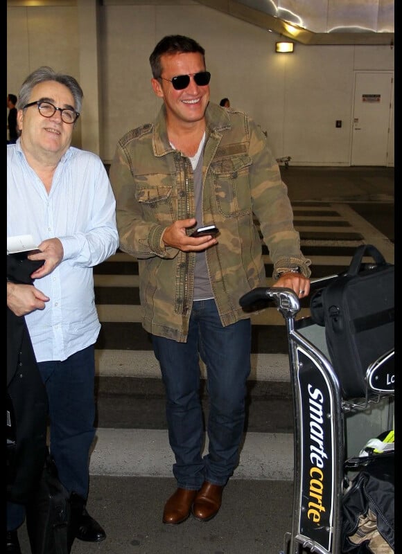 Benjamin Castaldi, aux côtés d'un producteur canadien, arrive à l'aéroport de Los Angeles le samedi 27 octobre 2012