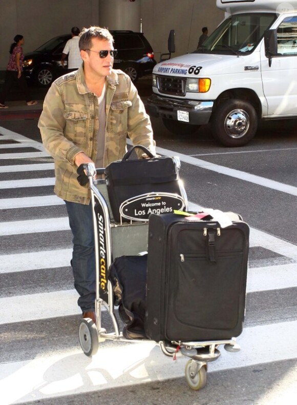Benjamin Castaldi arrive à l'aéroport de Los Angeles le samedi 27 octobre 2012
