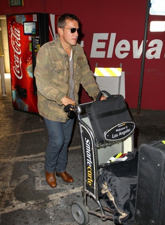 Benjamin Castaldi arrive à l'aéroport de Los Angeles le samedi 27 octobre 2012