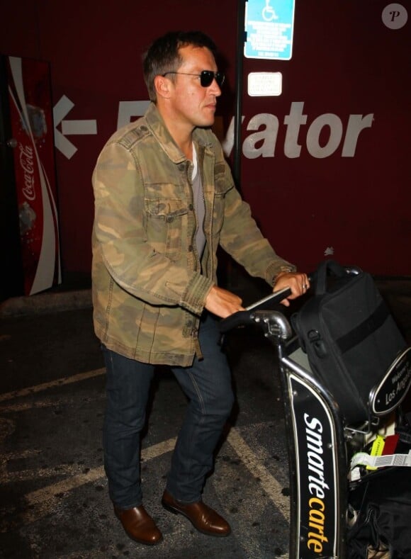 Benjamin Castaldi arrive à l'aéroport de Los Angeles le samedi 27 octobre 2012