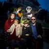 Tim Burton et Helena Bonham Carter se sont rendus avec leurs enfants Billy et Nell à Disneyland Paris le 26 octobre 2012