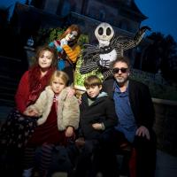Tim Burton avec Helena Bonham Carter, leurs enfants et des monstres !