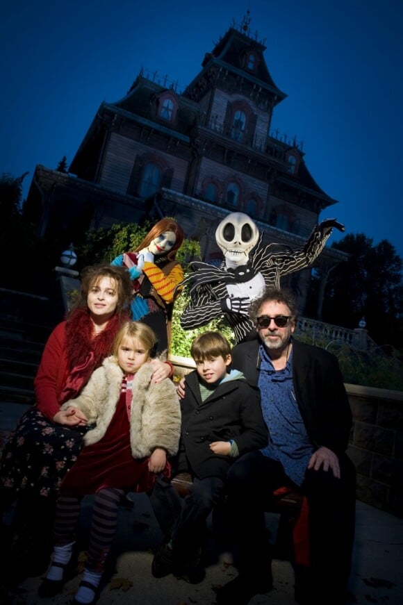 Tim Burton et Helena Bonham Carter se sont rendus avec leurs enfants Billy et Nell à Disneyland Paris le 26 octobre 2012