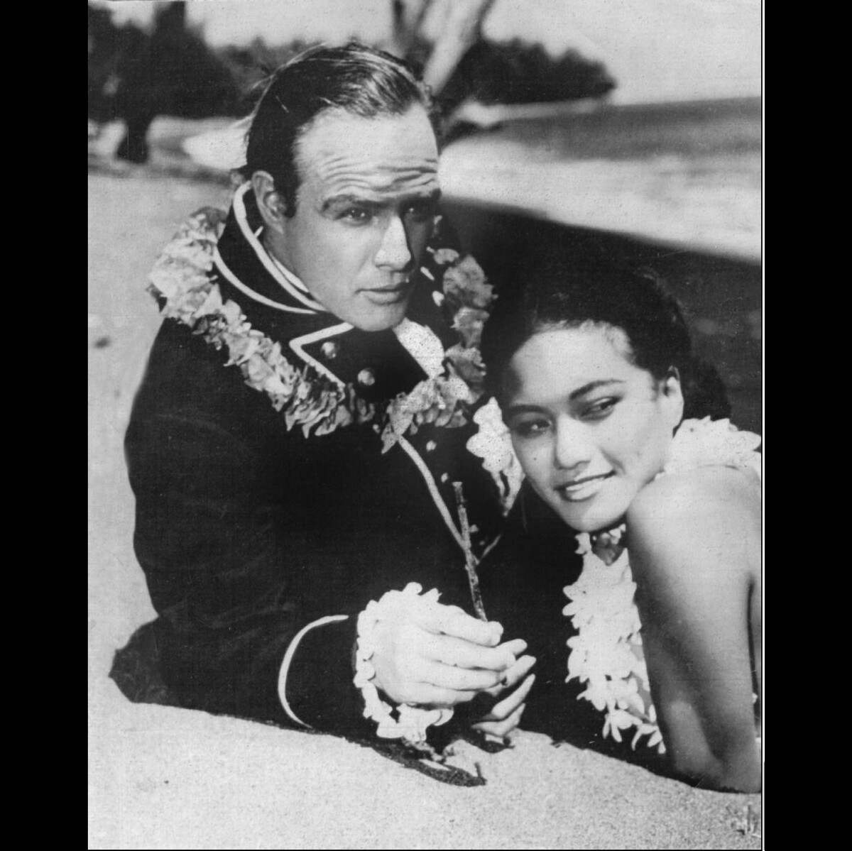 Photo : Marlon Brando Et Tarita Teriipaia Dans Les Révoltés Du Bounty ...