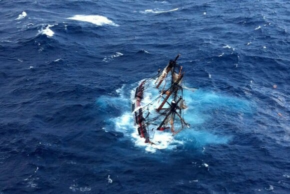 Le HMS Bounty englouti dans l'Atlantique après le passage de l'ouragan Sandy sur la côte Est des Etats-Unis le 29 octobre 2012.