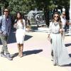 Kim et Kourtney Kardashian, accompagnées de leur ami Jonathan Cheban, font du shopping a Miami, le 29 octobre 2012
