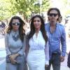Kim et Kourtney Kardashian, accompagnées de leur ami Jonathan Cheban, font du shopping a Miami, le 29 octobre 2012