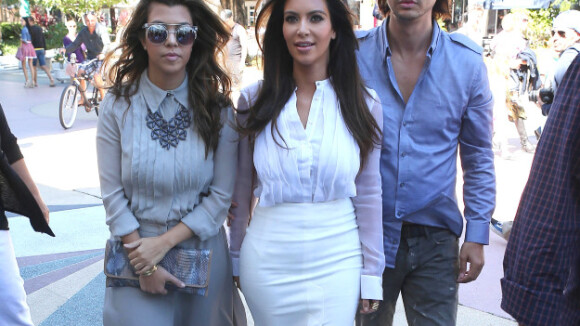 Kim et Kourtney Kardashian : Journée business pour les soeurs toujours lookées