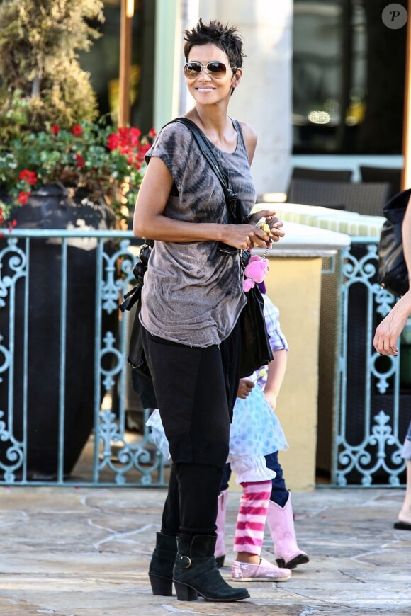 Halle Berry et sa fille Nahla passent du bon temps avec des amies de la fillette à Los Angeles le 30 octobre 2012.