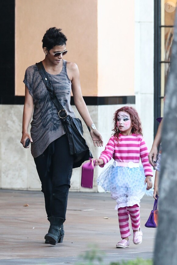 Halle Berry et son adorable fille Nahla déguisée pour Halloween à Los Angeles le 30 octobre 2012.