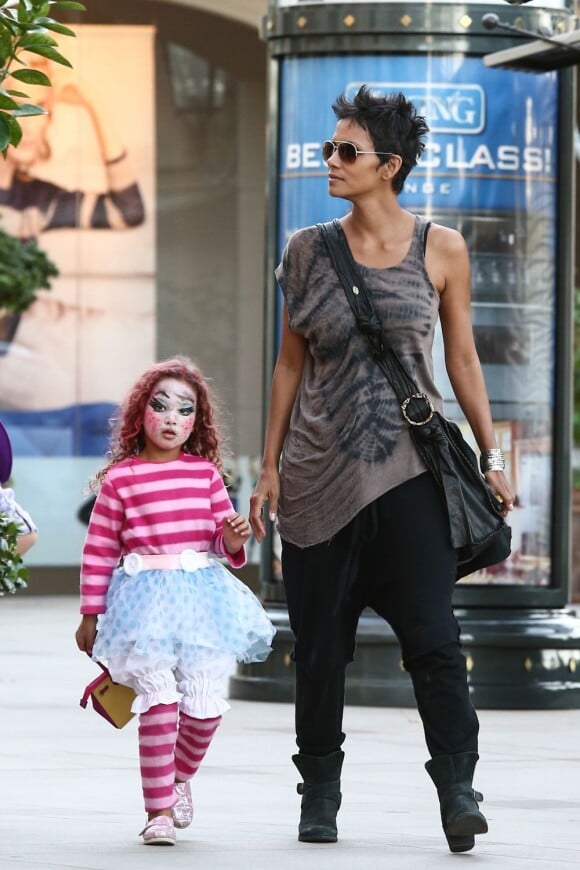 Halle Berry et sa fille Nahla ont profité d'un moment avec les copines de la petite fille dans un restaurant à Los Angeles le 30 octobre 2012.