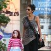 Halle Berry et sa fille Nahla dans les rues de Los Angeles le 30 octobre 2012.