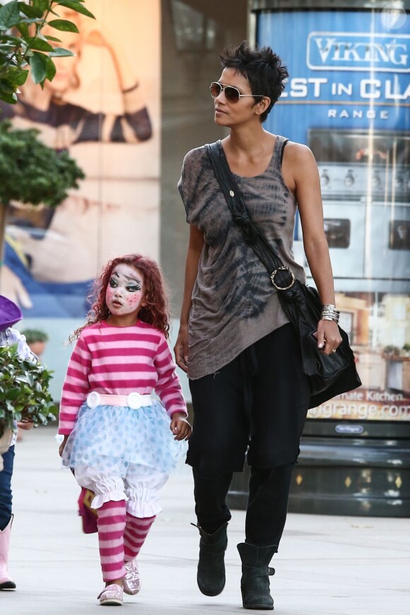 Halle Berry et sa fille Nahla dans les rues de Los Angeles le 30 octobre 2012.