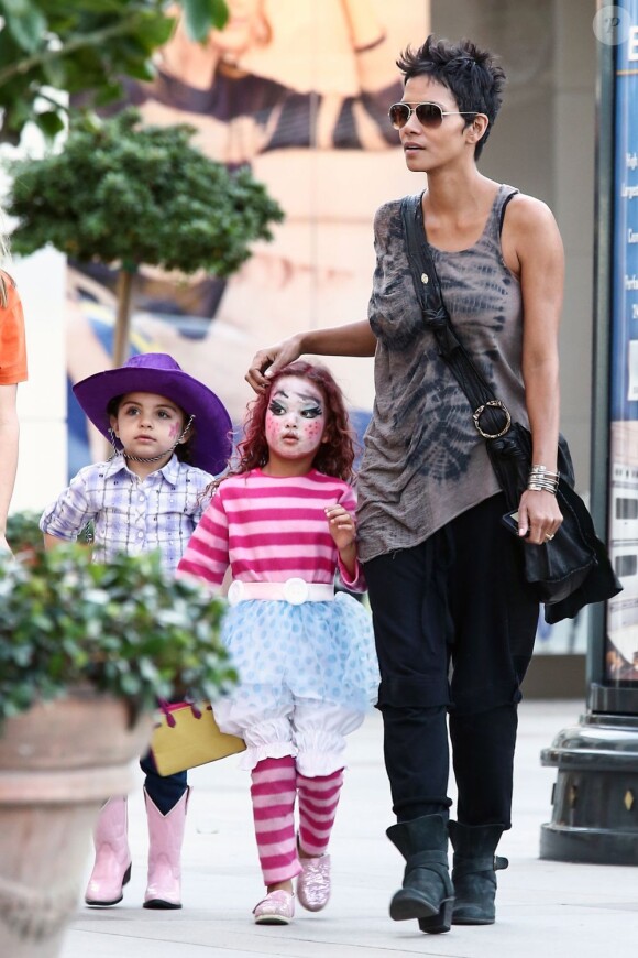 Halle Berry, sa fille Nahla, et des autres jeunes filles dans les rues de Los Angeles le 30 octobre 2012.