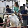 Nahla, fille d'Halle Berry, monte un cheval à Studio City le 28 octobre 2012.