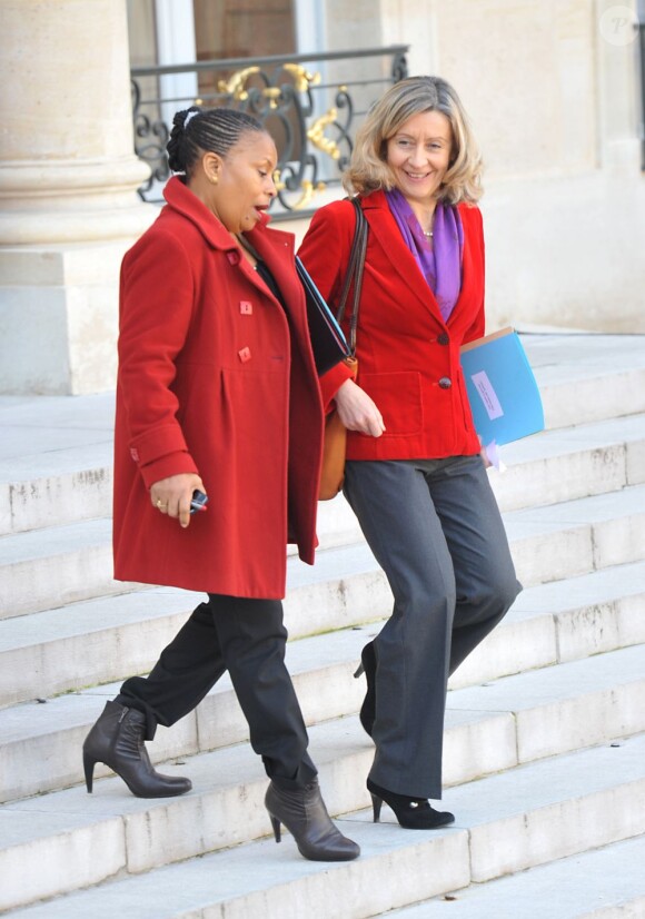 Christiane Taubira, Garde des Sceaux et Hélène Conway-Mouret, ministre déléguée des Français à l'étranger,  tout en rouge, à la sortie du conseil des ministres, le 31 octobre 2012.