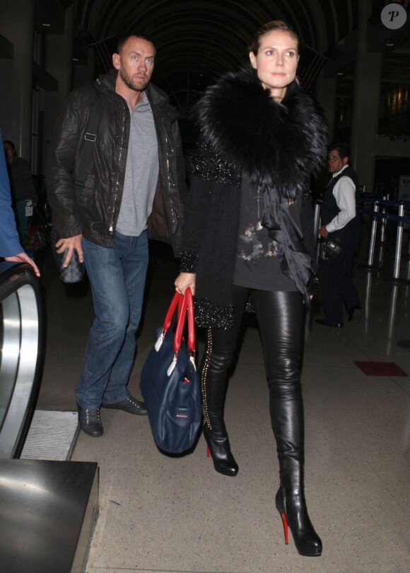 Heidi Klum, lookée, et son amoureux Martin Kristen à l'aéroport de Los Angeles le 1er novembre 2012
