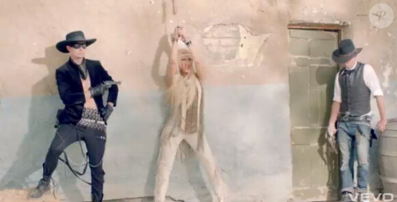 No Doubt, Gwen Stefani en squaw prisonnière dans le clip Looking Hot, deuxième extrait de l'album Push and Shove, novembre 2012.