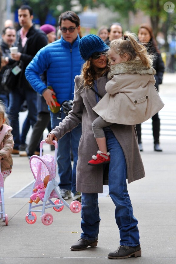 Sarah Jessica Parker avec son mari Matthew Broderick et ses filles Tabitha et Marion à New York le 2 novembre 2012.