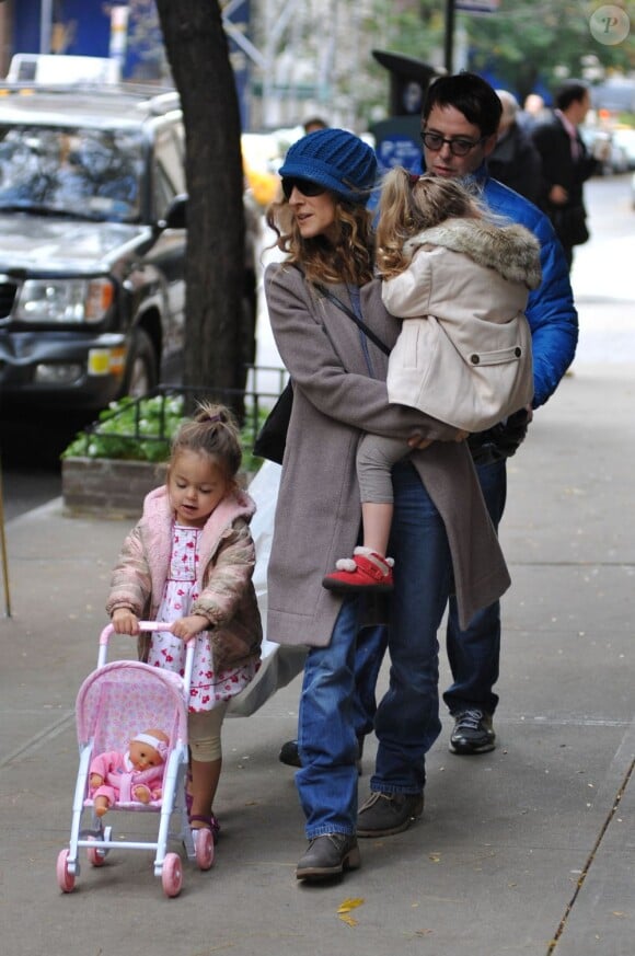 Sarah Jessica Parker entouré par son mari Matthew Broderick et ses filles Tabitha et Marion à New York le 2 novembre 2012.