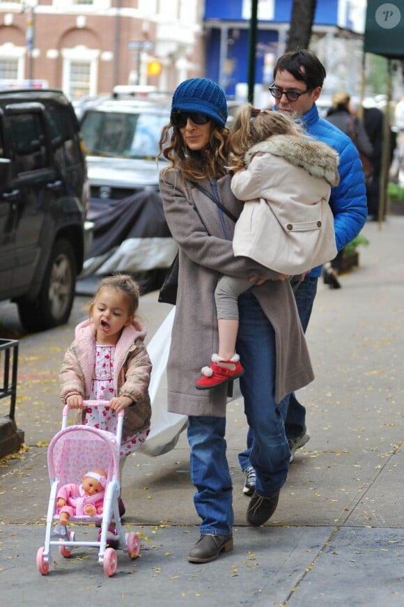 Sarah Jessica Parker avec son mari et ses filles Tabitha et Marion dans les rues de New York le 2 novembre 2012.