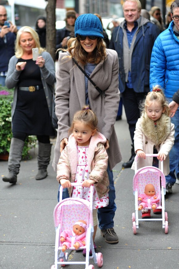 Sarah Jessica Parker en promenade avec ses filles Tabitha et Marion à New York le 2 novembre 2012.