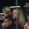 Helena Seger, compagne de Zlatan Ibrahimovic, avec leurs enfants Maximilian, 6 ans, et Vincent, 4 ans, au Parc des Princes le 3 novembre 2012 pour PSG-Saint-Etienne, marqué par la première défaite des Parisiens et l'expulsion de Zlatan pour un kick dans la poitrine de Stéphane Ruffier.